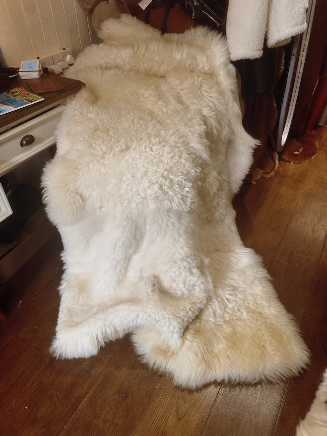 Large White Sheepskin