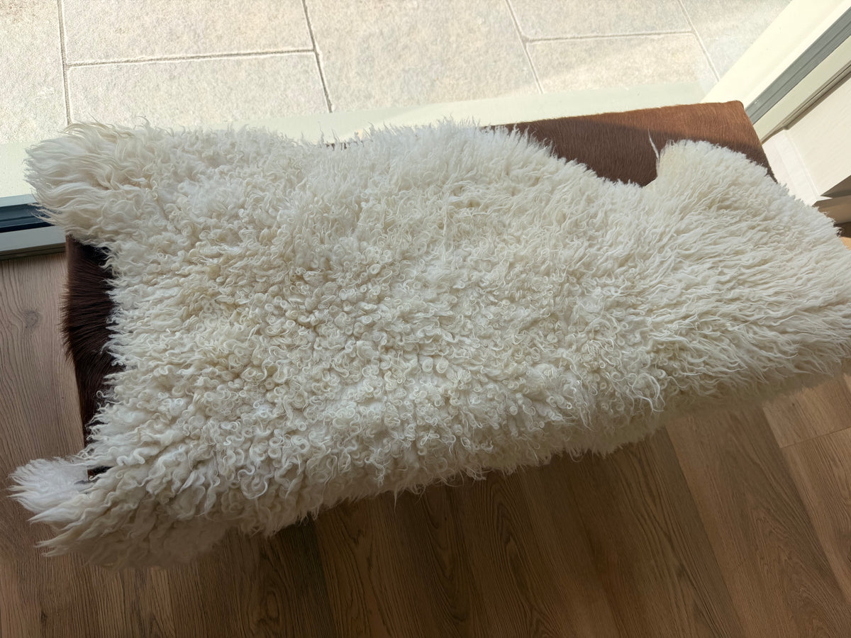 Niamh Curly White Sheepskin Rug